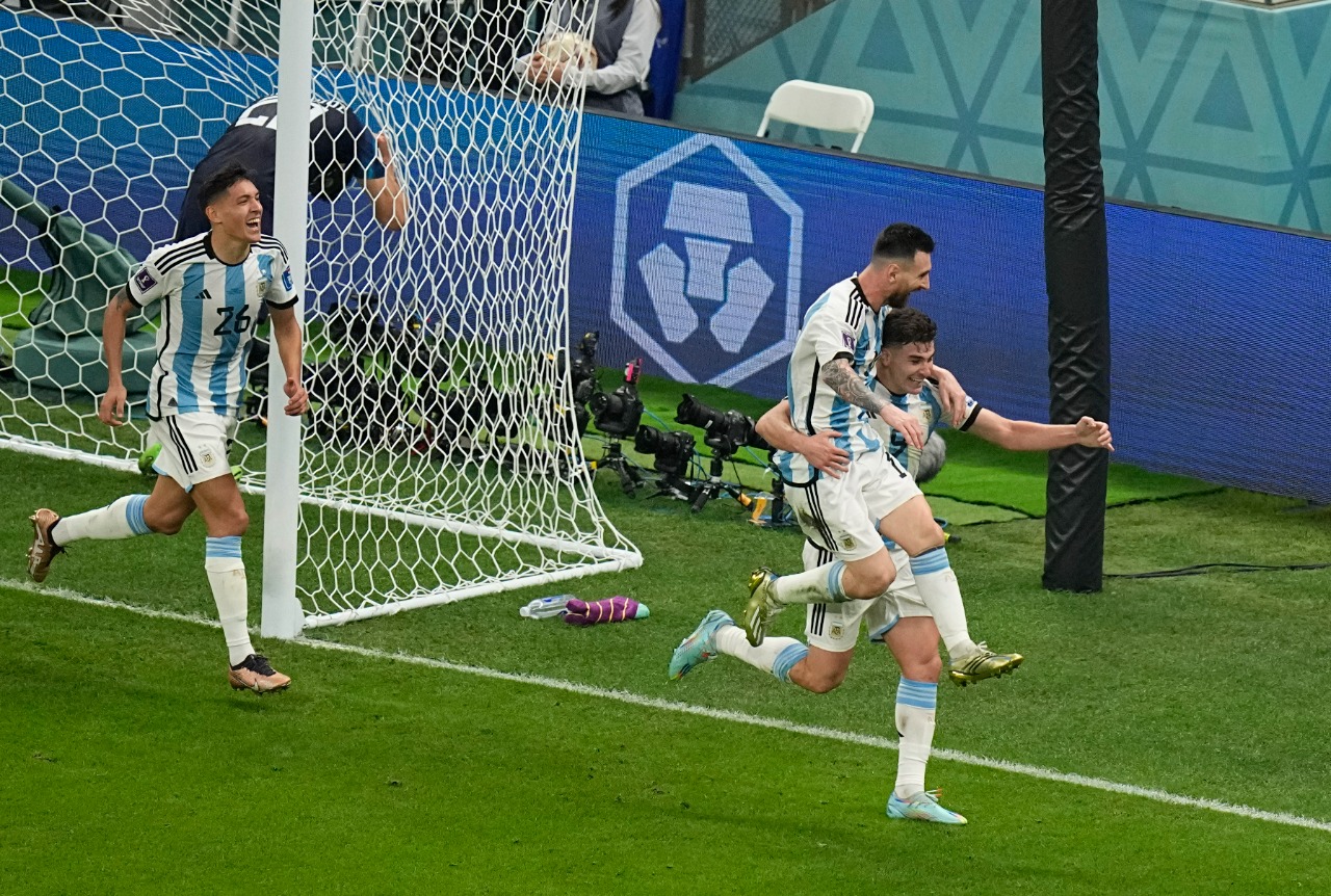احتفال ميسي مع جوليان ألفاريز