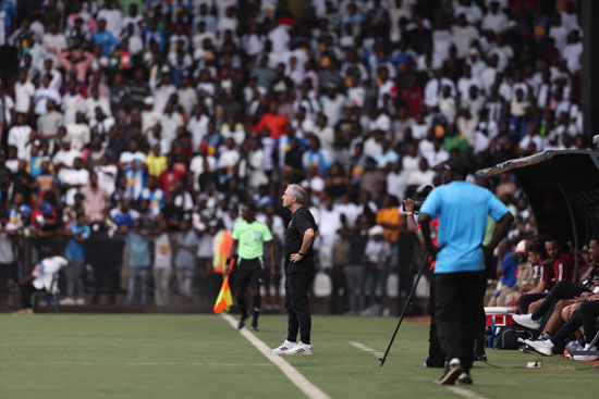 كولر يتابع المباراة